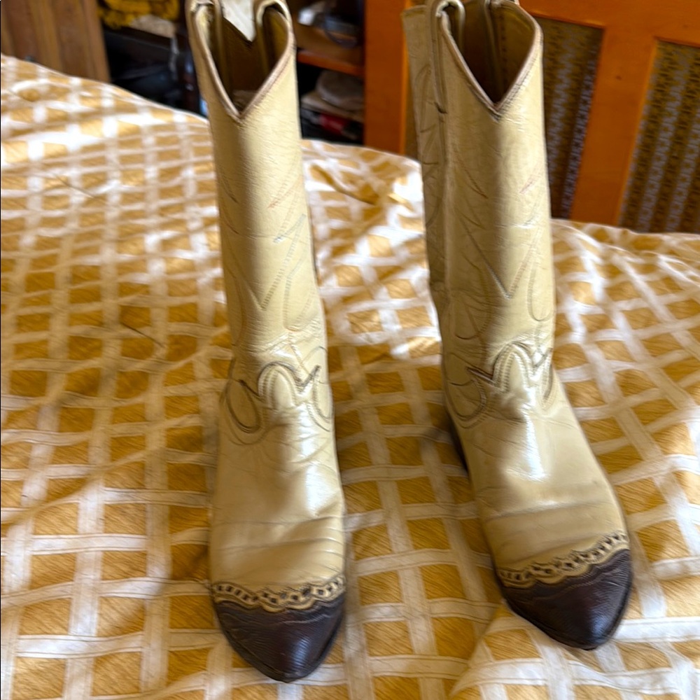 Tony Lama perfectly cared for size 6.5
Guaranteed to turn heads!